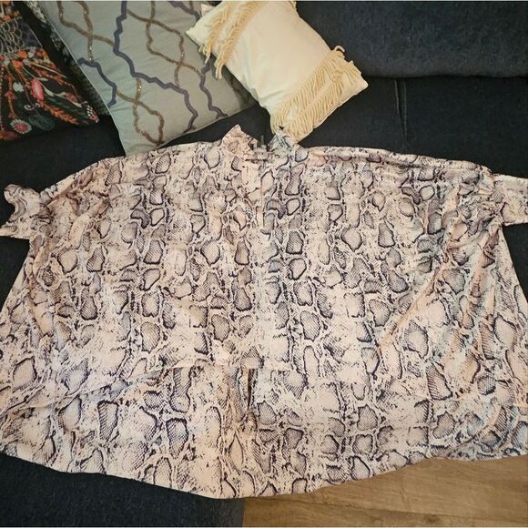 Gracia Snakeskin light pink and navy blouse - Picture 7 of 9